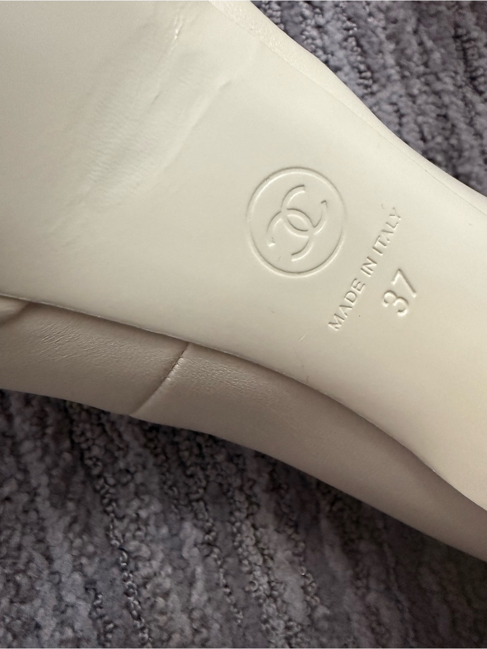 CHANEL lambskin Ivory and Black Mary Jane Platform Pumps with Gold Buckle sz 37 - Picture 6 of 6
